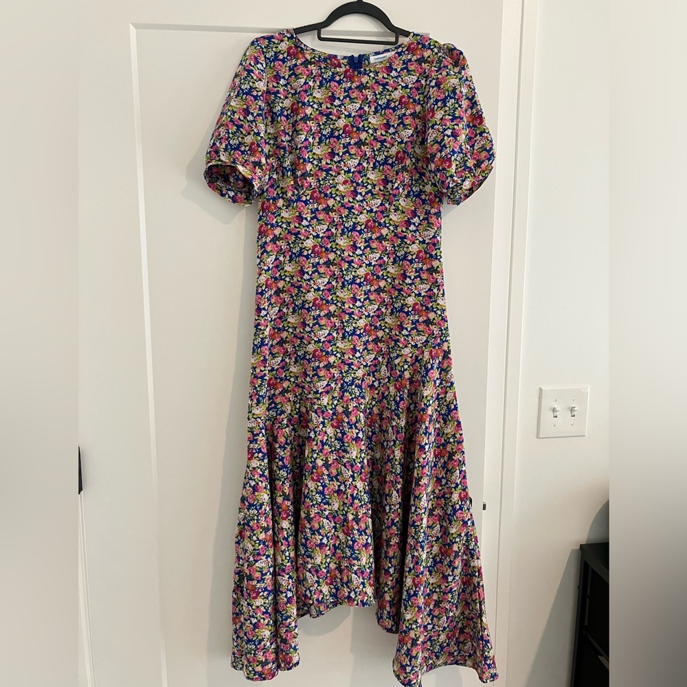 Colorful maxi dress with flower patterns with short sleeves